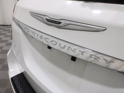 Used 2014 Chrysler Town & Country S FWD image 26