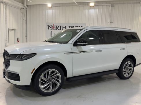 New 2026 Lincoln Navigator Premiere AWD/4WD image 5