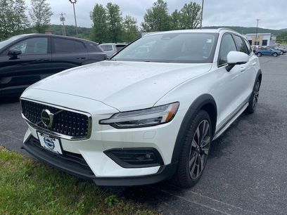 New 2025 Volvo V60 B5 Cross Country Ultra w/ Protection Package Premier