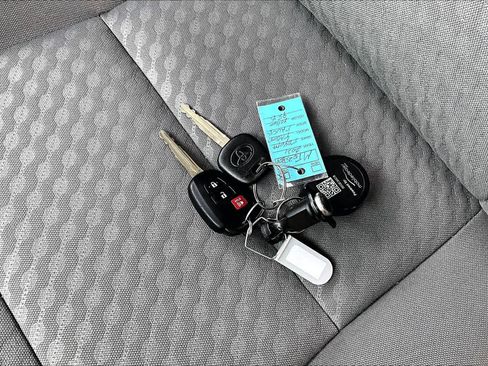 Used 2021 Toyota Tacoma SR5 AWD/4WD image 14
