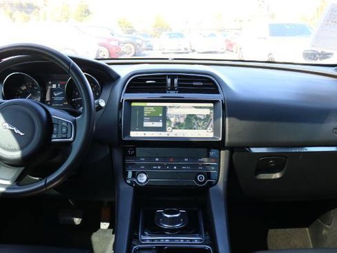 Used 2020 Jaguar F-PACE Premium image 18