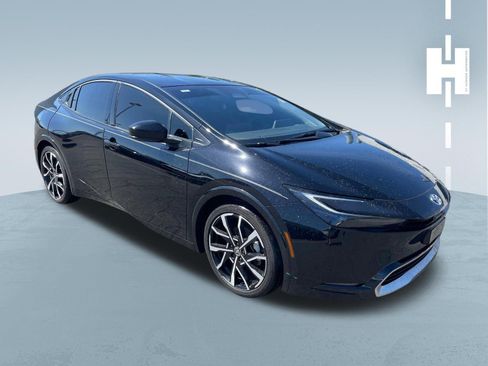 Used 2025 Toyota Prius Plug-In Hybrid image 2