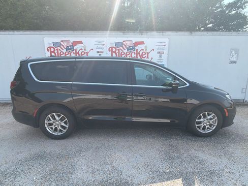 Used 2024 Chrysler Pacifica Touring-L FWD image 2