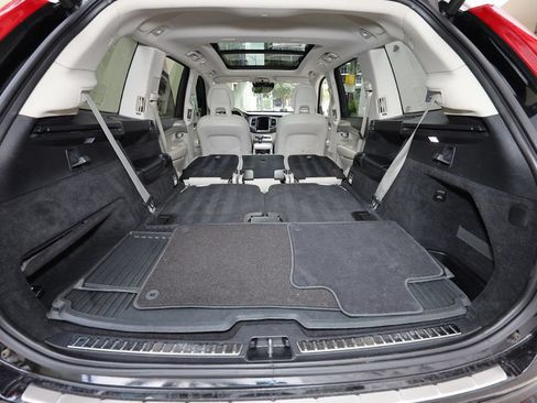 Used 2018 Volvo XC90 T6 Momentum w/ Convenience Package AWD/4WD image 12