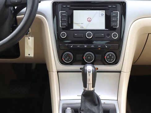 Used 2013 Volkswagen Passat TDI SE FWD image 10