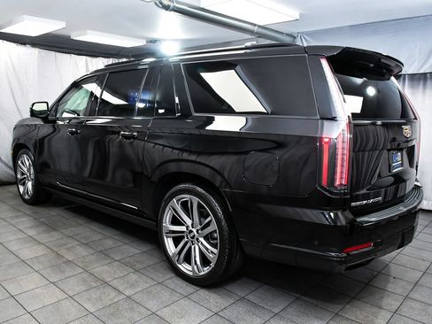 Used 2025 Cadillac Escalade ESV Sport Platinum AWD/4WD image 4
