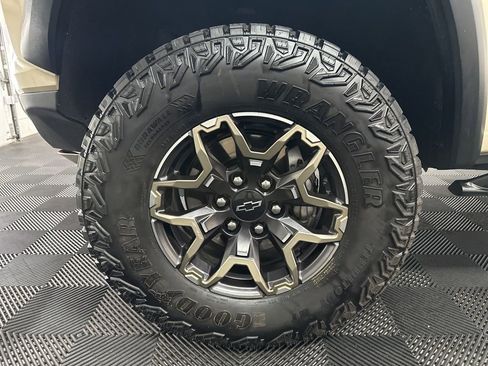 Used 2024 Chevrolet Colorado ZR2 w/ ZR2 Convenience Package III AWD/4WD image 35