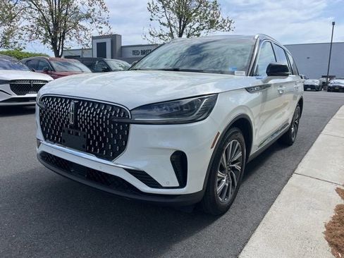 Certified 2025 Lincoln Aviator AWD image 3