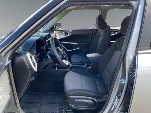 Used 2025 Kia Soul LX FWD image 9