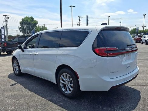 New 2025 Chrysler Pacifica Select AWD/4WD image 5