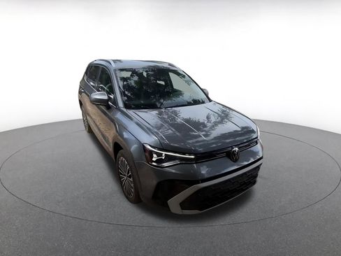 Used 2025 Volkswagen Taos SE FWD image 3