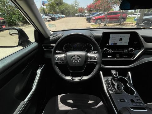 Used 2025 Toyota Highlander LE FWD image 11