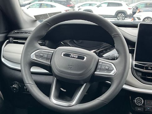 Used 2025 Jeep Compass Limited image 29