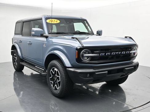 Used 2024 Ford Bronco Outer Banks AWD/4WD image 2