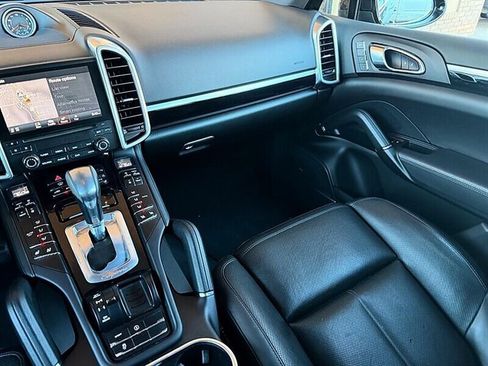 Used 2018 Porsche Cayenne Platinum Edition w/ Premium Package AWD/4WD image 18