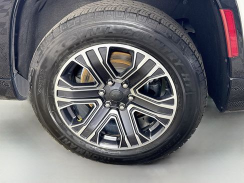 Used 2024 Jeep Wagoneer Series II w/ Flexible Seating Group RWD image 37