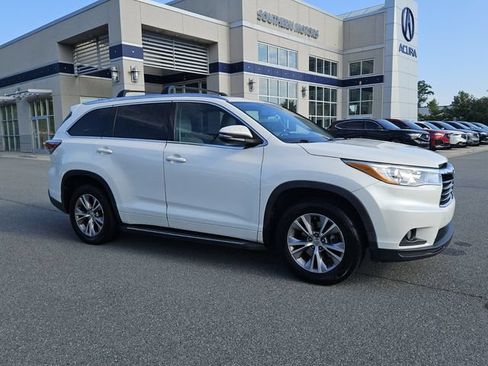 Used 2015 Toyota Highlander XLE FWD image 2