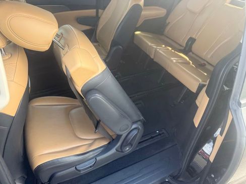 Used 2024 Kia Carnival LX FWD image 27