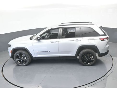Used 2023 Jeep Grand Cherokee Altitude AWD/4WD image 51