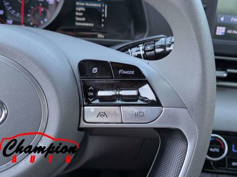 Used 2022 Hyundai Elantra SEL FWD image 25