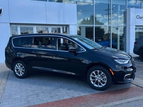 Used 2024 Chrysler Pacifica Touring-L AWD/4WD image 3