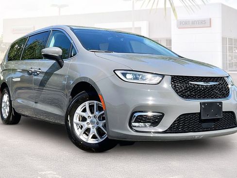 Used 2023 Chrysler Pacifica Touring-L FWD image 1