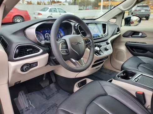 Certified 2024 Chrysler Pacifica Touring-L image 10