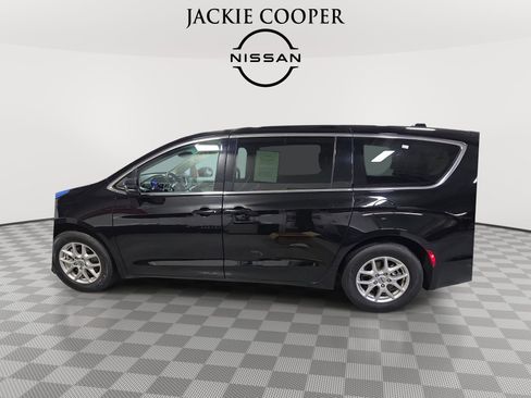 Used 2024 Chrysler Pacifica Touring-L FWD image 8