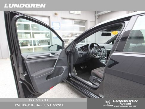 Used 2017 Volkswagen Golf 4-Door image 11