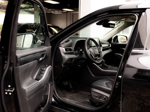 Used 2022 Toyota Highlander XLE AWD/4WD image 30