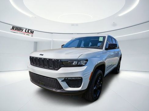 New 2025 Jeep Grand Cherokee Limited w/ Black Appearance Package RWD image 6