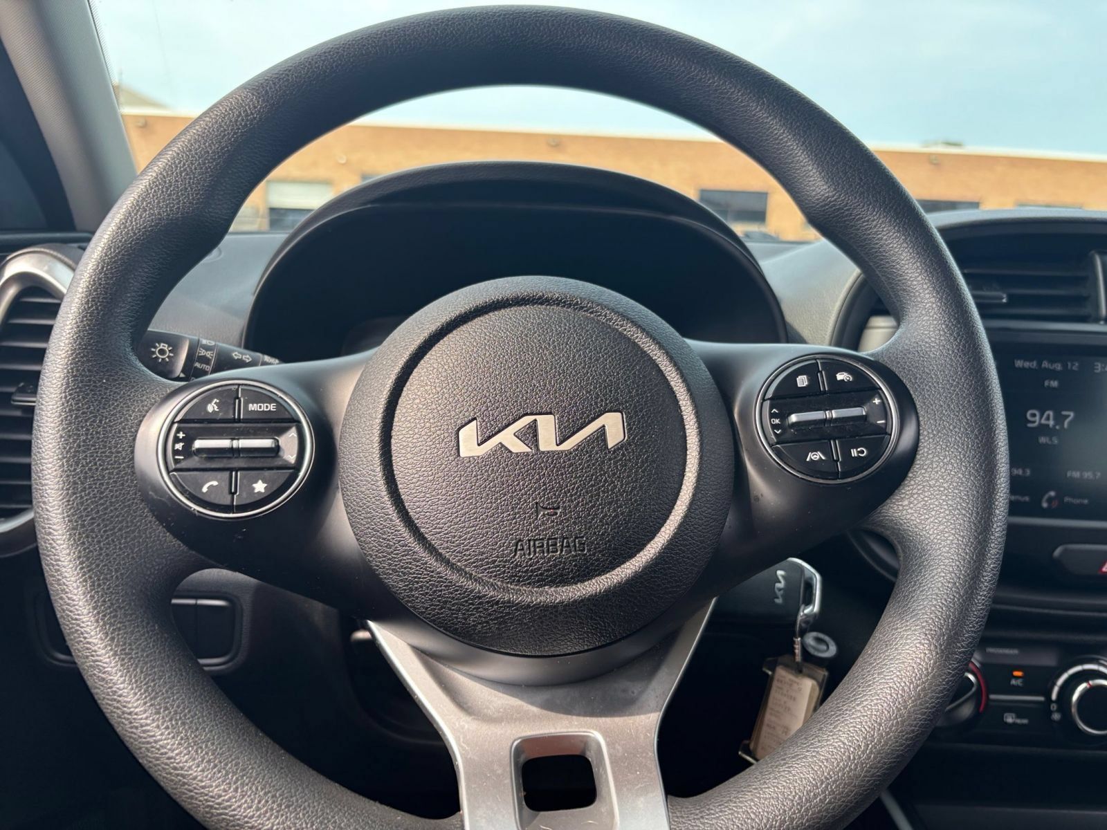 Used 2025 Kia Soul LX w/ LX Technology Package FWD image 25