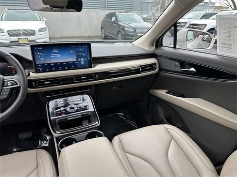 Certified 2022 Lincoln Nautilus Reserve image 17