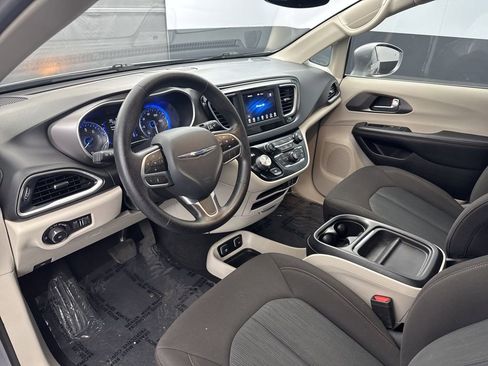Used 2020 Chrysler Pacifica Touring image 8