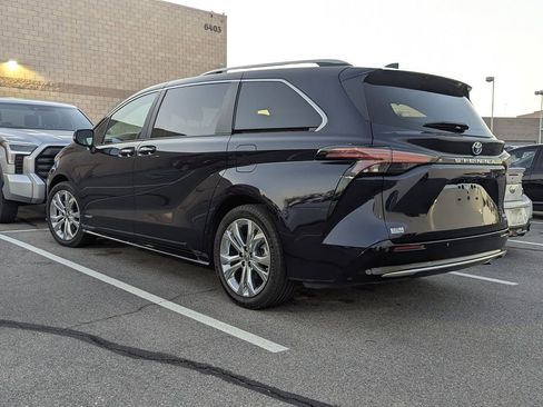 Used 2021 Toyota Sienna Platinum image 5