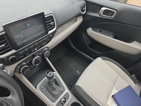 Used 2025 Hyundai Venue SEL image 3