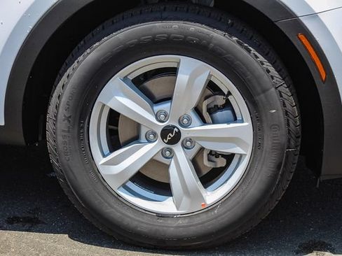 New 2024 Kia Sorento LX FWD image 12
