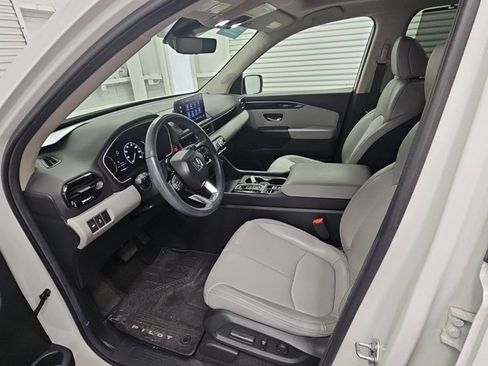 Used 2024 Honda Pilot Touring image 11