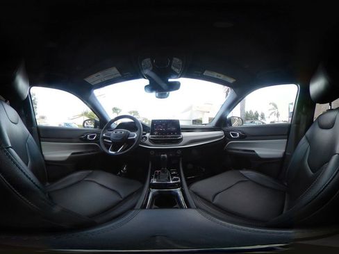 Used 2025 Jeep Compass Limited image 42