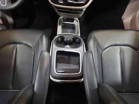 Used 2024 Chrysler Pacifica Limited FWD image 13
