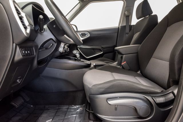 Used 2025 Kia Soul LX w/ LX Technology Package FWD image 11