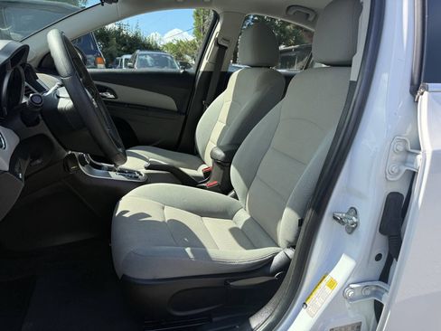 Used 2016 Chevrolet Cruze LT w/ Technology Package FWD image 9