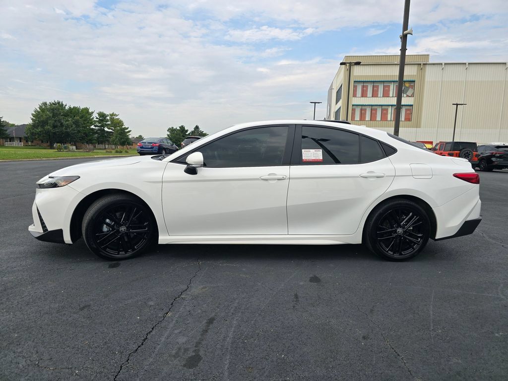 Used 2025 Toyota Camry SE FWD image 5