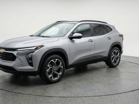 Used 2025 Chevrolet Trax LT w/ LT Convenience Package image 3