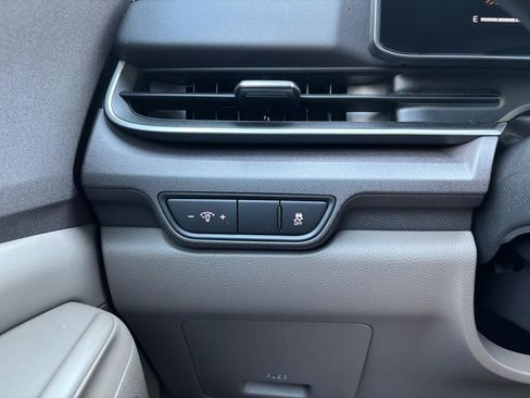 Used 2025 Kia Carnival EX FWD image 16
