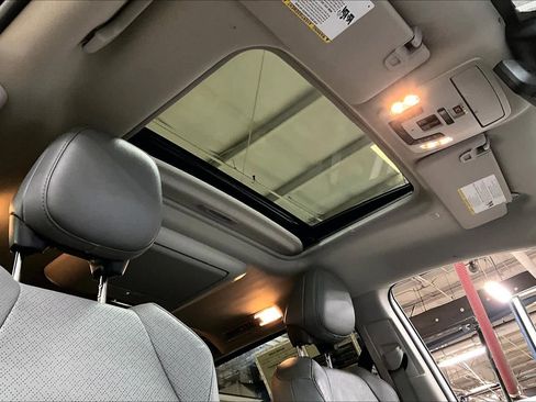 Used 2023 Toyota Sienna Limited image 14