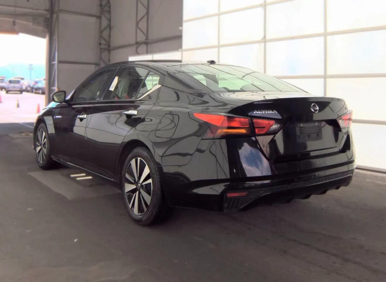 Used 2022 Nissan Altima 2.5 SV FWD image 2