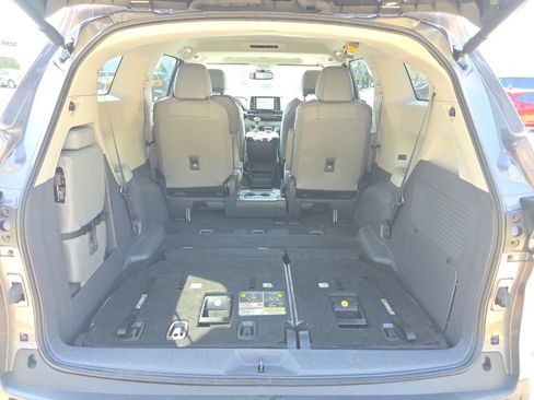 Used 2024 Toyota Sienna XLE image 37
