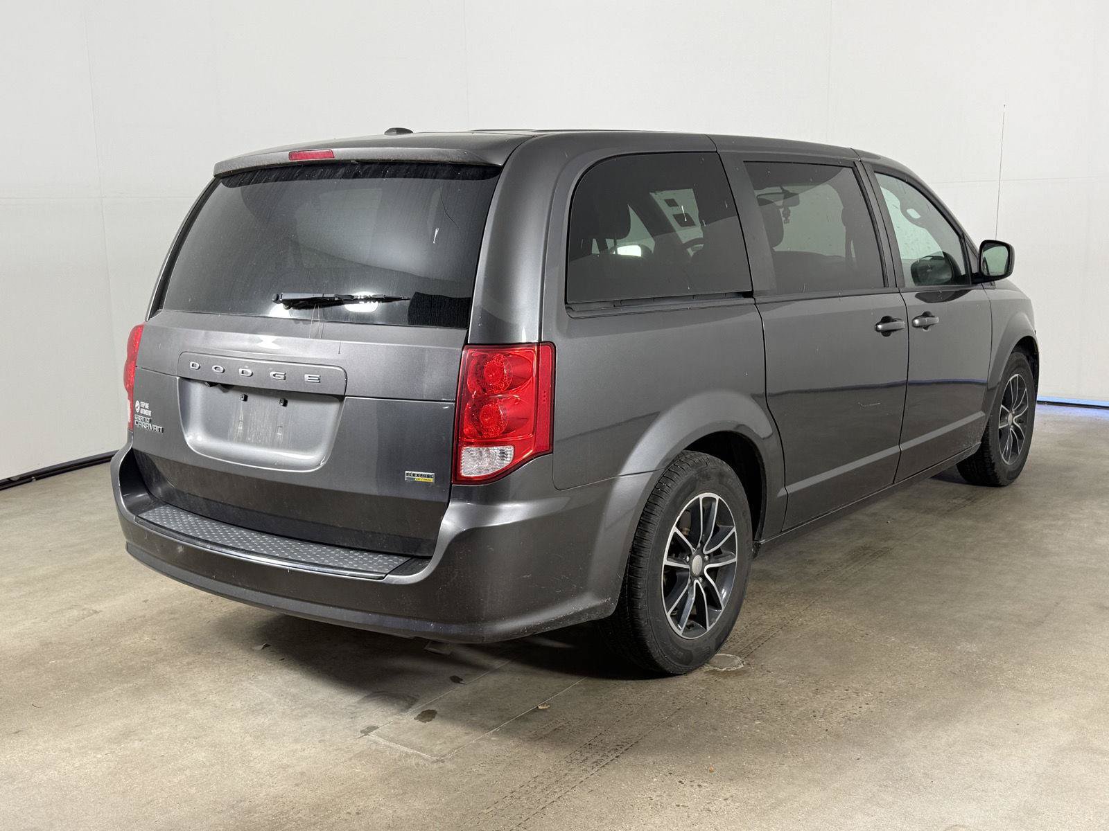 Used 2018 Dodge Grand Caravan SE FWD image 5