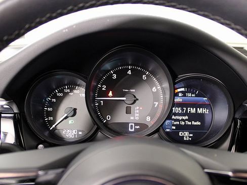 Certified 2023 Porsche Macan image 2